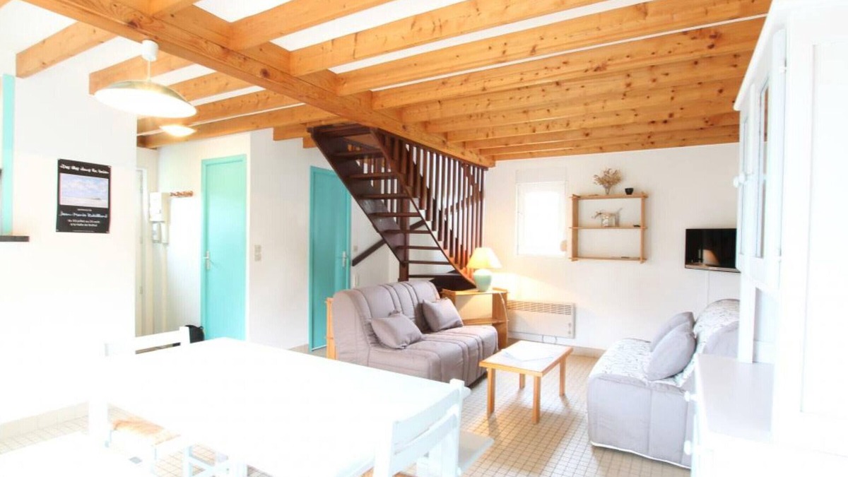 Saint-Martin de Brehal Cottage | Family-Friendly Beach House with Sea Views, Terrace, BBQ, and Free WiFi
