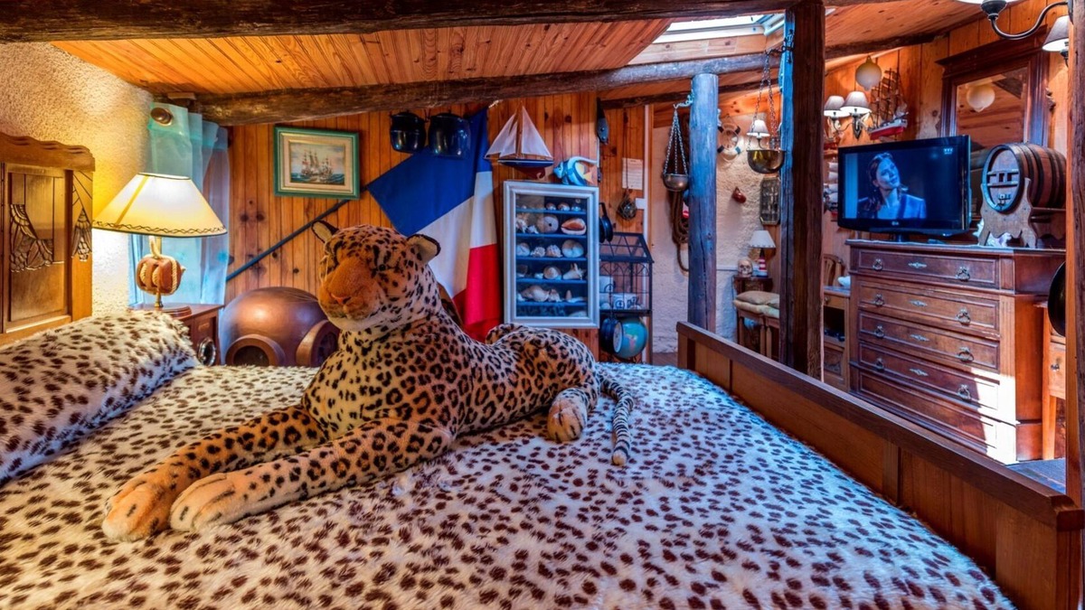Durfort-et-Saint-Martin-de-Sossenac Bed & Breakfast | Unusual night in a Corsair Cabin - Chambre d'hotes