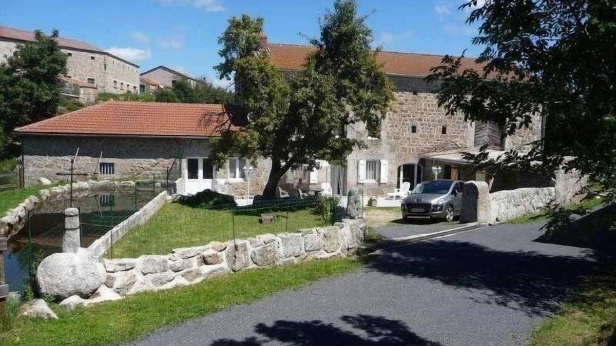 Esplantas Cottage | Charming Restored Mill by River with Terrace, Near Saugues – Sleeps 8