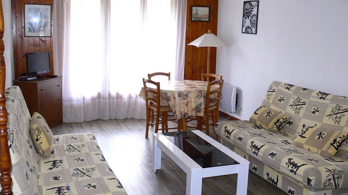 Gouaux-de-Larboust Apartment | Studio for 4, South-Facing Balcony, Ski-In/Ski-Out, Peyragudes.