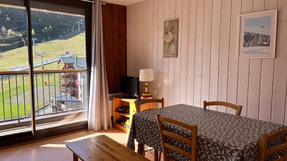 Gouaux-de-Larboust Apartment | Ski-In/Ski-Out Apartment, 6 Guests, Balcony, 2 Bedrooms, Wi-Fi, Parking