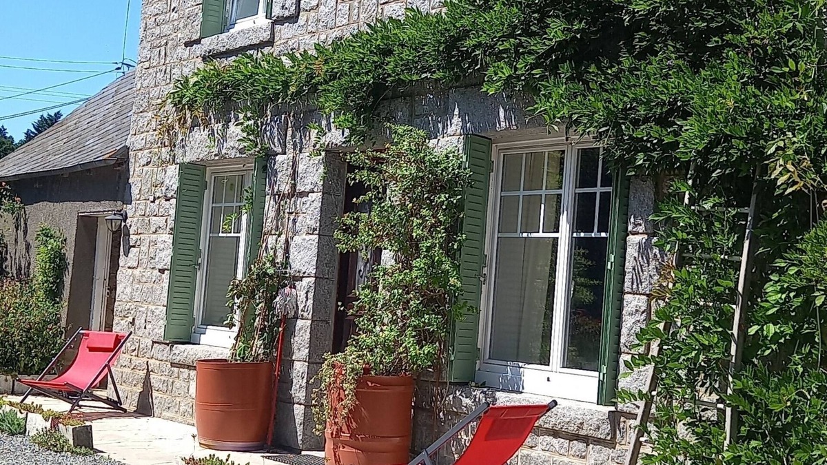 Dolo House | Family home in country with pool, lovely private gardens. Sleeps 6