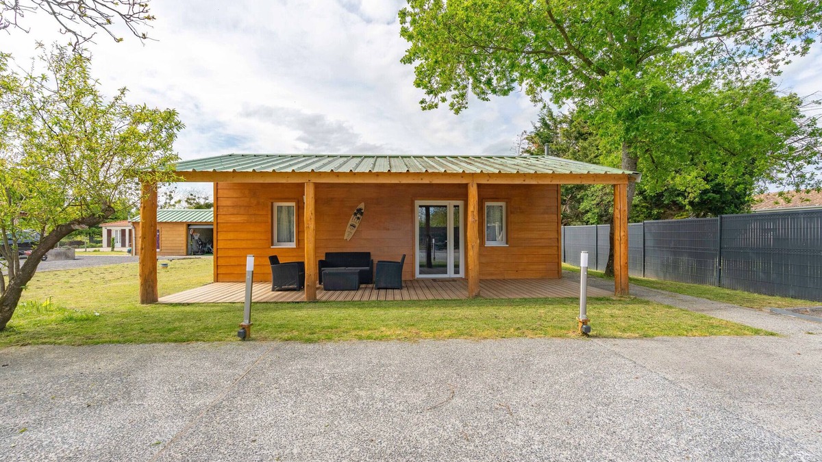 La Gripperie-Saint-Symphorien House | Cosy chalet with terrace, peaceful setting between Rochefort & Royan – near beaches, nature
