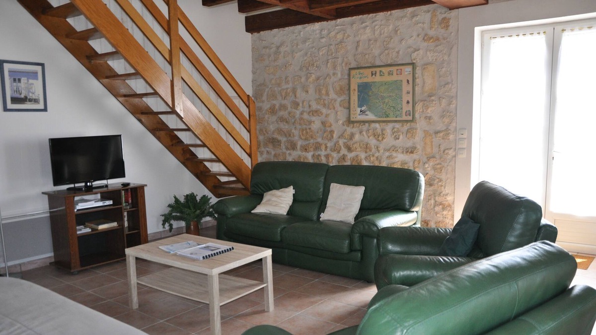 La Gripperie-Saint-Symphorien Cottage | Family home with indoor pool near the sea