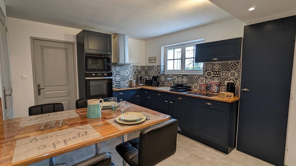 La Rochefoucauld Cottage | Cozy Ground Floor Apartment with Garden, BBQ, Free Bikes, Near Château and Shops