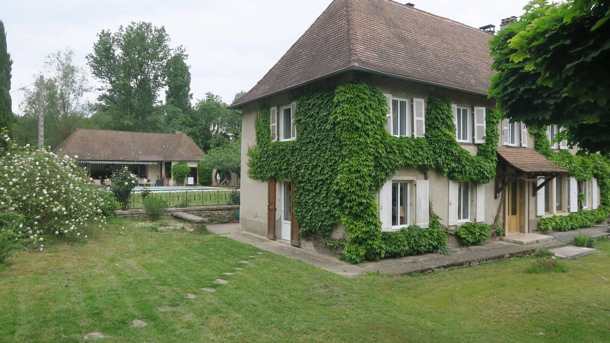 Les Avenieres-Veyrins-Thuellin Villa | "Le Refuge des Oiseaux" Dauphinoise villa with swimming pool. 10 minutes from Walibi!