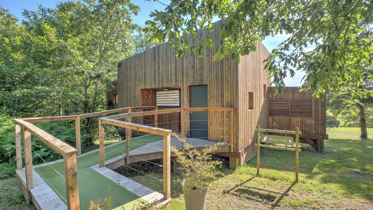 Saint-Felix-de-Reillac-et-Mortemart Bed & Breakfast | Bungalow 'Lodge Plein Voir' with Private Terrace, Wi-Fi and Air Conditioning