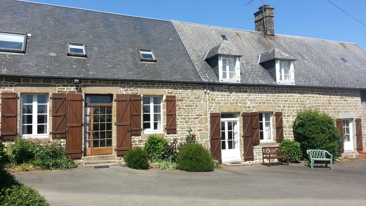 Saint-Georges-de-Reintembault Cottage | Beautiful rural houses for 14+ people - with private pool - heated April-September