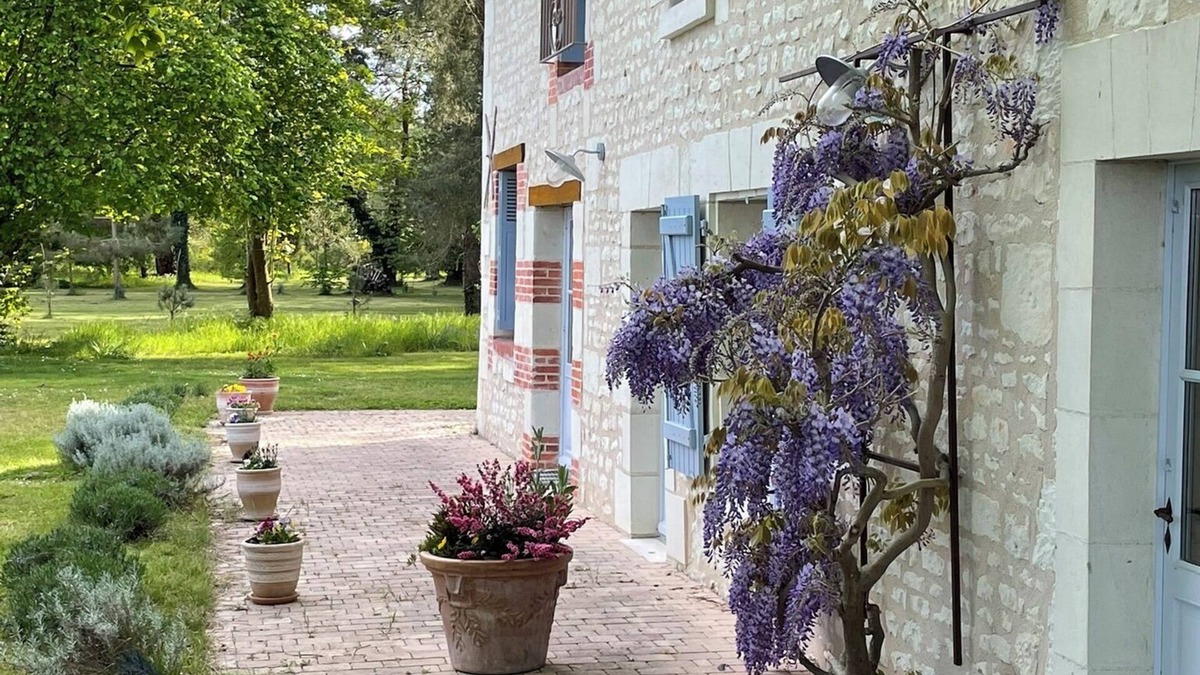 Saint-Gervais-les-Trois-Clochers House | Farmhouse in Poitou