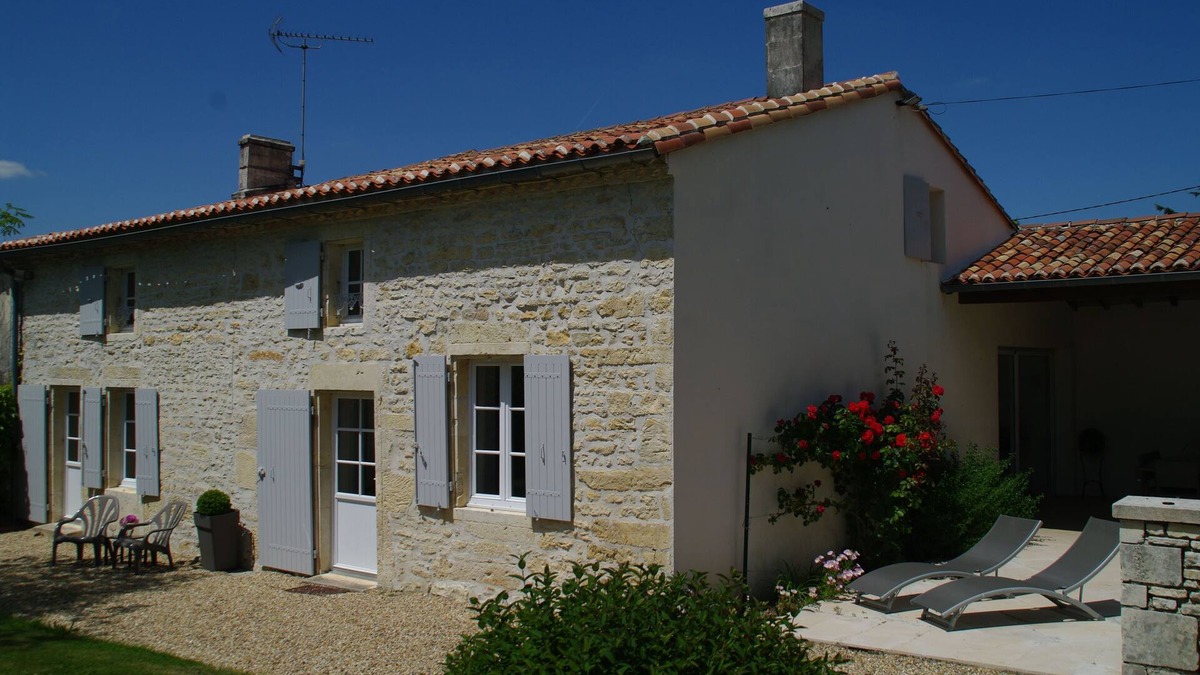 Saint-Hilaire-de-Villefranche House | Spacious Charentais Farmhouse Among Fields Of Sunflowers And Vineyards