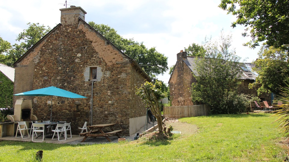 Saint-Malo-des-Trois-Fontaines House | Family home in the country