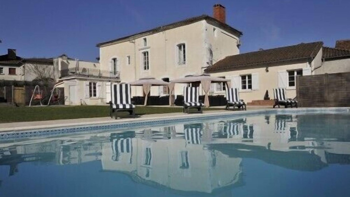Saint-Saud-Lacoussiere Villa | Le Santuaire: Luxury villa with heated swimming pool and many more amenities!