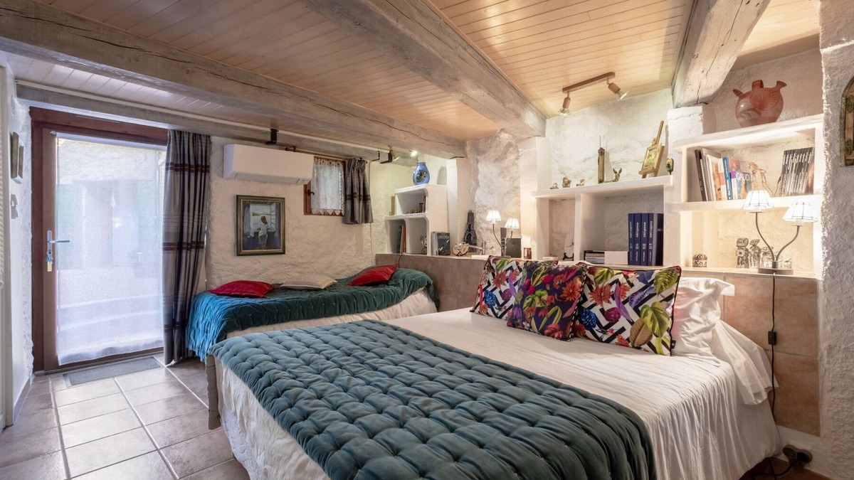Sainte-Colombe-de-la-Commanderie Bed & Breakfast | Bed and breakfast 'Tourelle Chambre Double Vue Jardin'