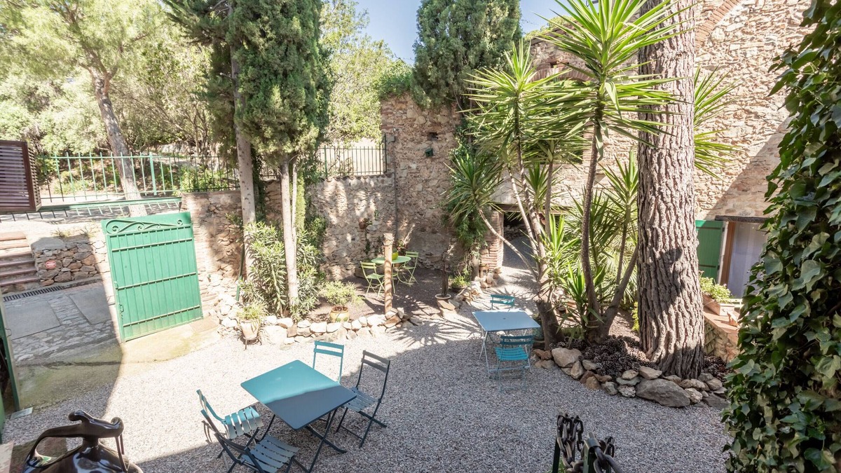 Sainte-Colombe-de-la-Commanderie Bed & Breakfast | Bed and breakfast 'Ormes Chambre Familiale Vue Jardin'