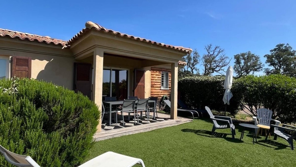 Pinarellu House | Mini villa in residence with swimming pool and janitor, beach on foot