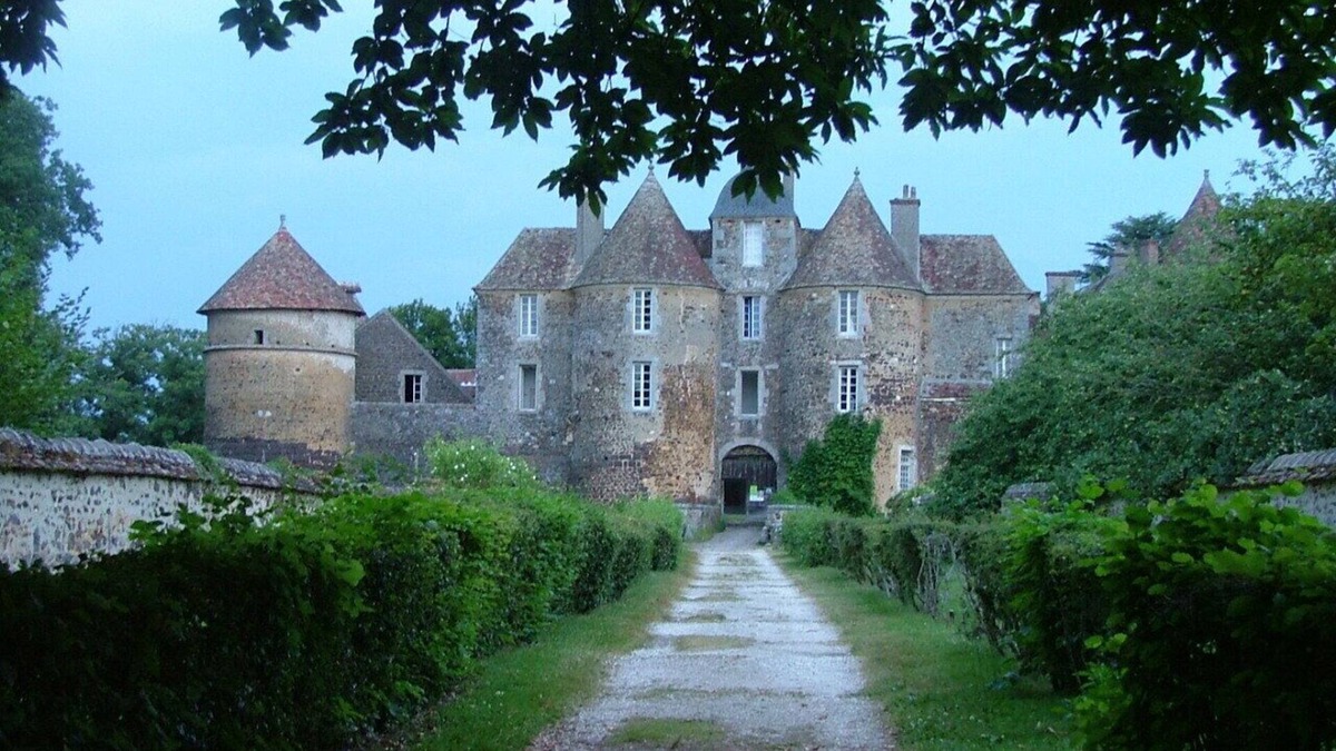 Treigny House | Gite Verger a charming home with private pool and extensive gardens
