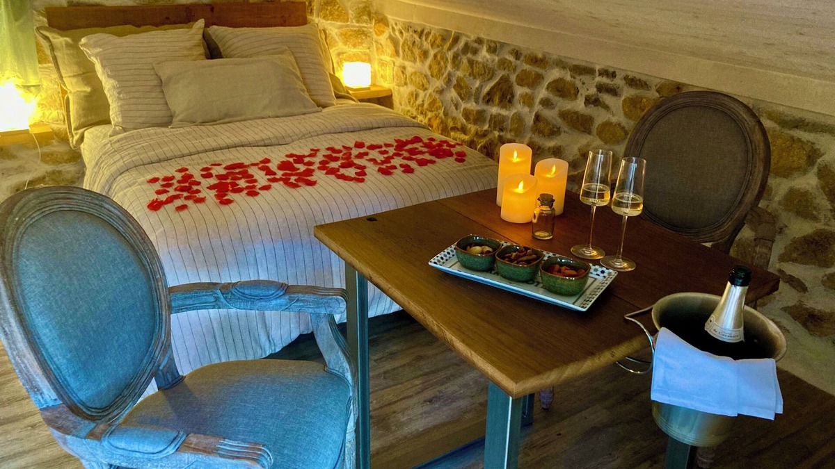 Asperjoc House | Laissez Vous Tenter par une Nuitée Romantique Avec Bain Nordique Privatif!