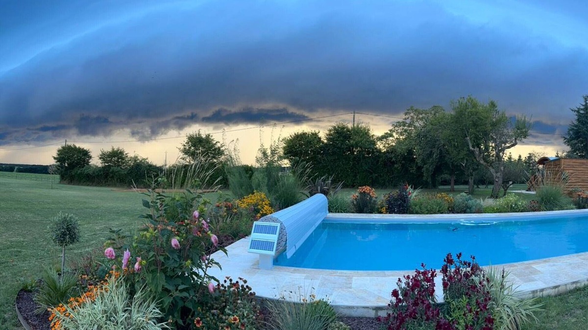 Faverolles Bed & Breakfast | Room for 4 with heated pool & WiFi