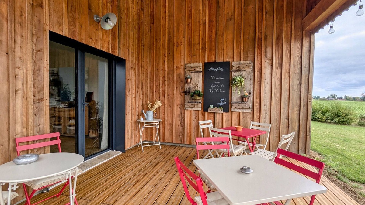 Faverolles Bed & Breakfast | Bohemian room with heated pool and free Wi-Fi