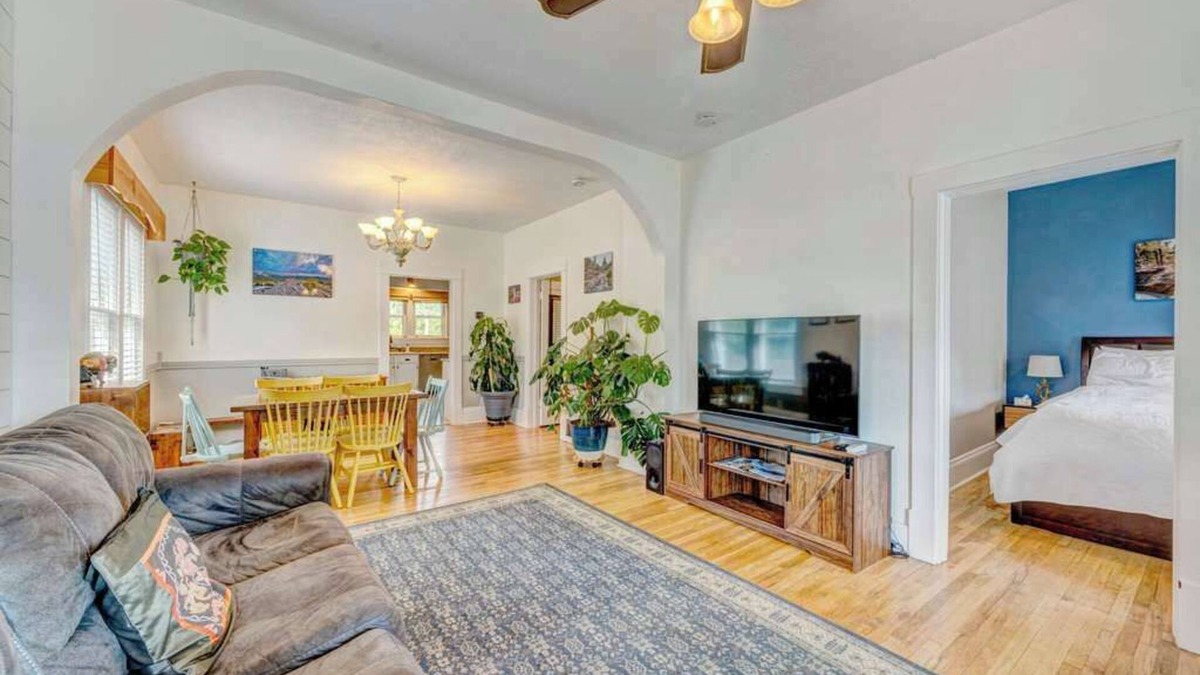 Sheridan House | Frackelton Getaway | Fire Pit, Charming & Cozy Retreat