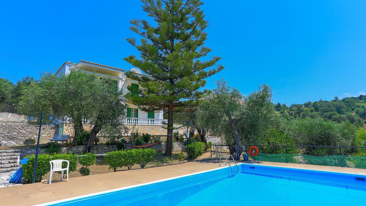 Agios Spyridon Corfu Apartment | Fran Apartment: Cozzy apartment with a shared pool, breakfast options and close to the beach