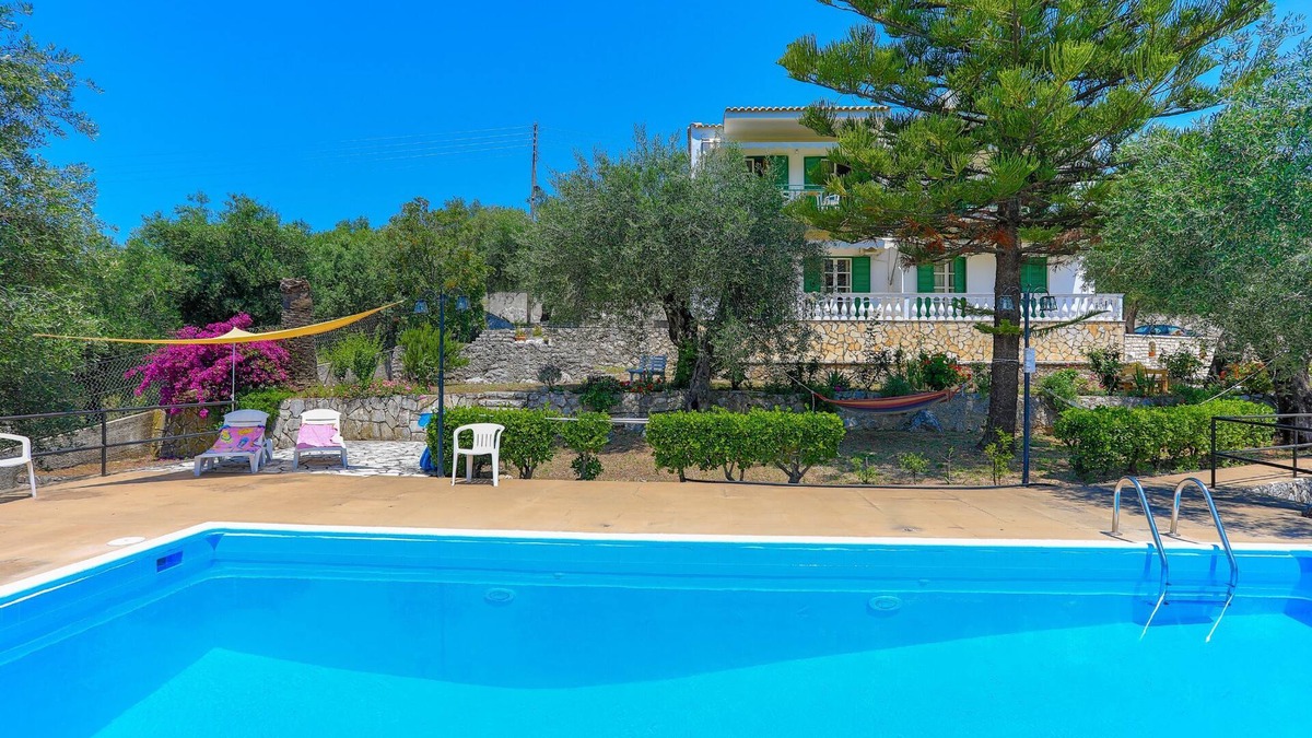 Agios Spyridon Corfu Apartment | Fran Apartment: Cozzy apartment with a shared pool, breakfast options and close to the beach