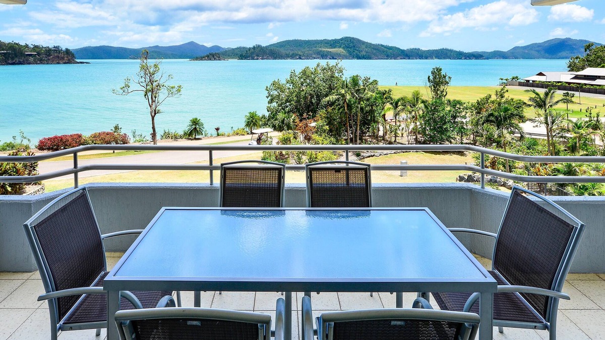 Hamilton Island Apartment | Frangipani Lodge 008, Beachfront Apartment on Hamilton Island