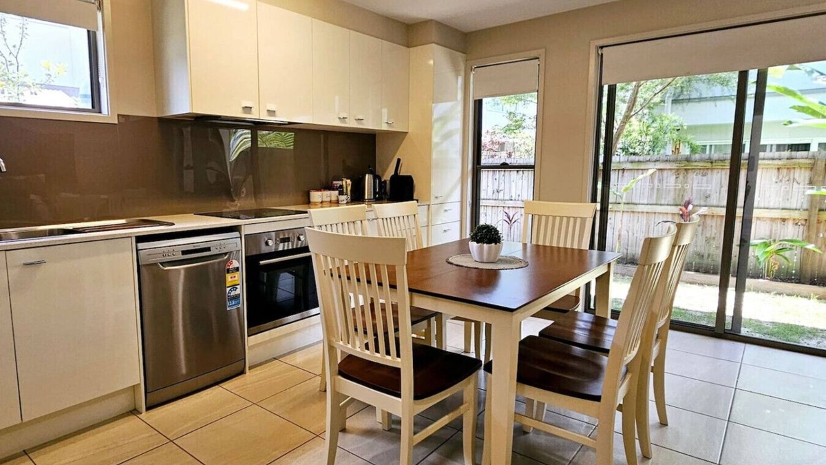 Beerwah Apartment | 'Frangipani' @ Sunlight Swan - Beerwah - Sleeps 6