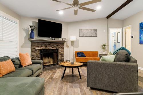 Franklin House | Franklin 4BR Escape, BBQ, Fire Pit, Sleeps 15