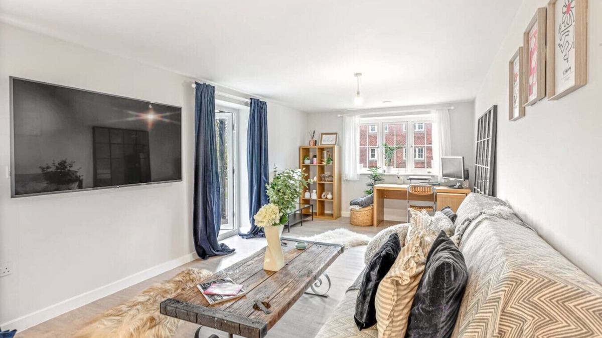 North Moreton Apartment | Franklin Apartment - 2 Bed apartment with balcony