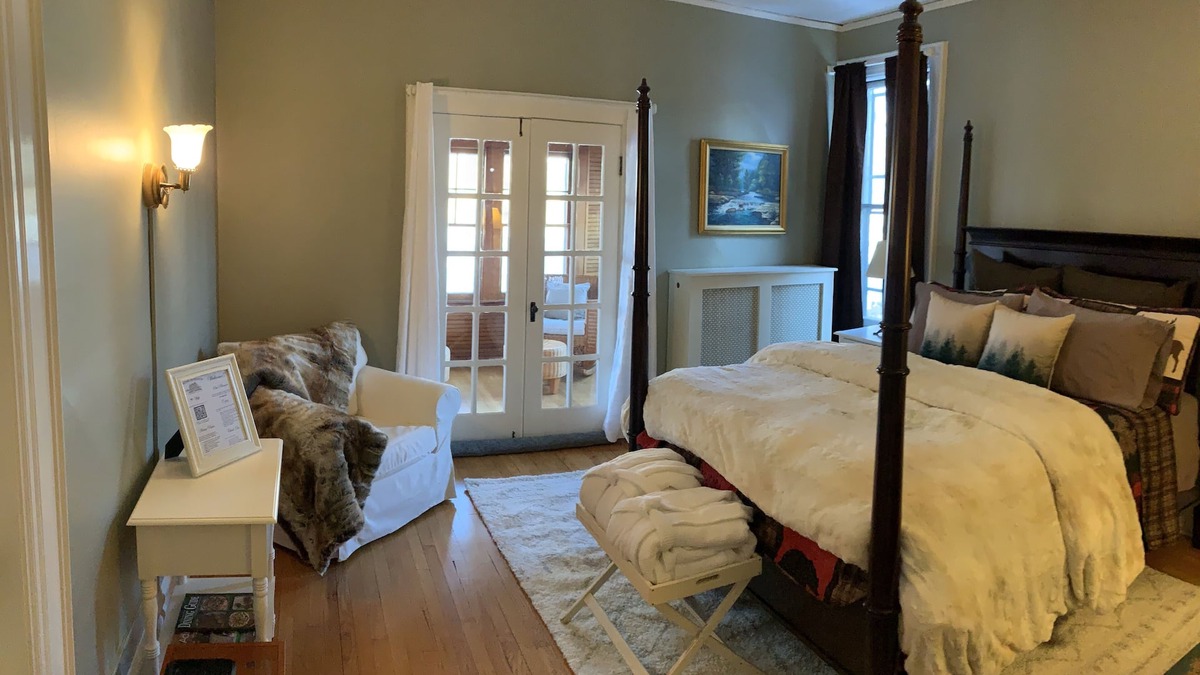 Saranac Lake Bed & Breakfast | Franklin Manor - Queen Suite Optional Adjoining