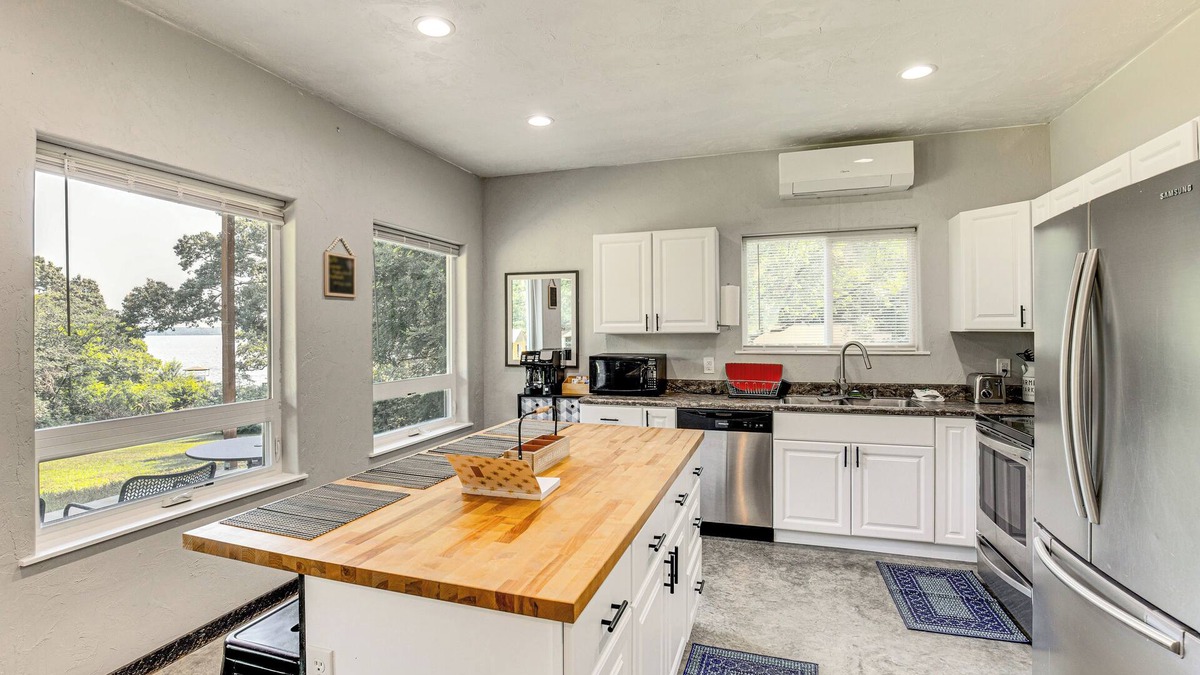 Berryville House | Frankston Vacation Rental: Walk to Lake Palestine!