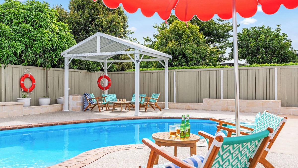 Kawungan House | Fraser Coast Modern Beach House 4BR – King Bed, Pool, WiFi Relax & Recharge
