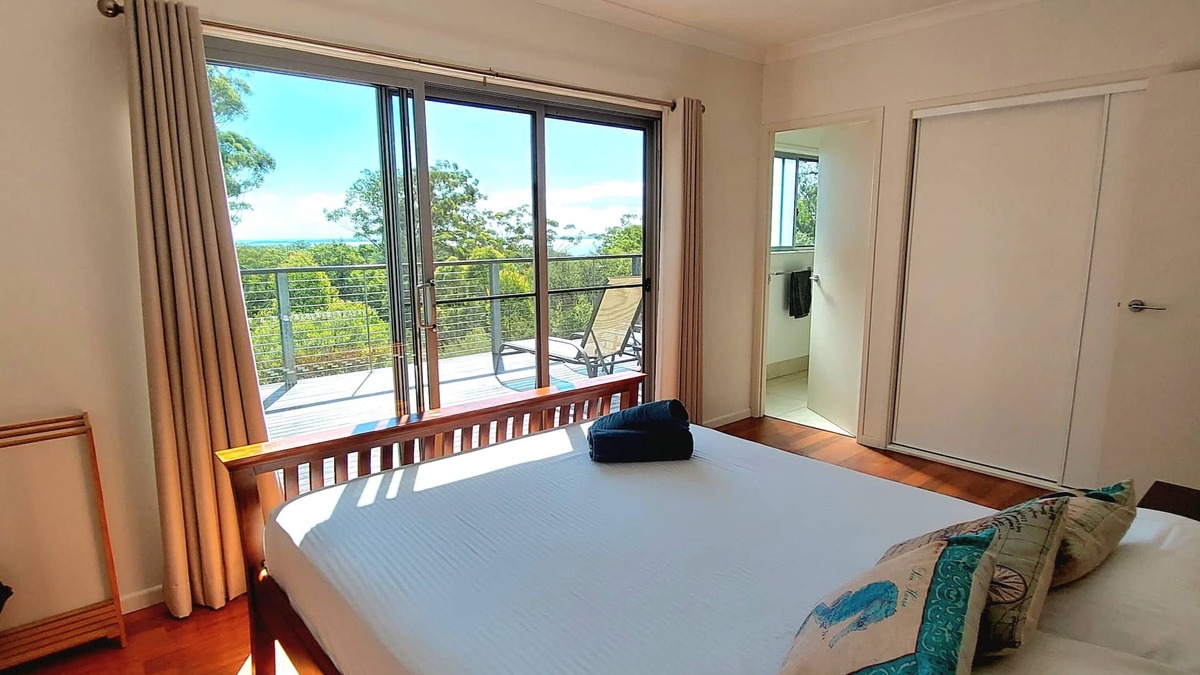 Kingfisher Bay House | Fraser Island House, stunning Sunset views, 5 bed/2.5 bth, pool table, 13 guests