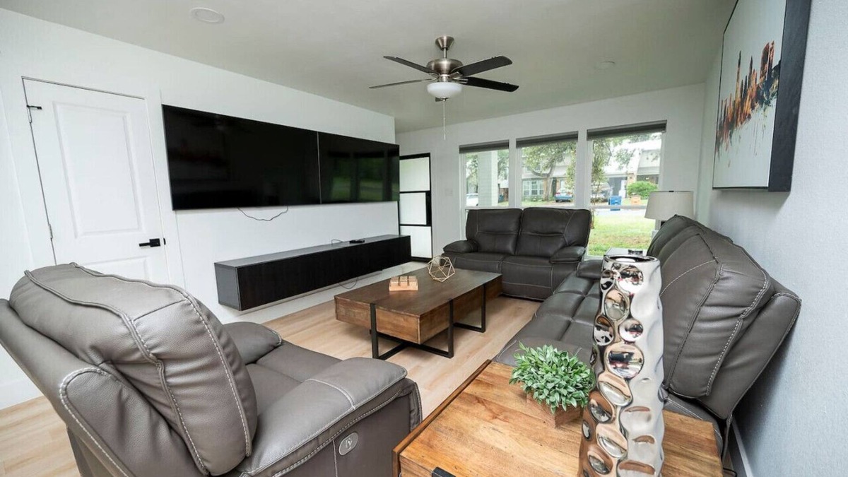 East Oak Hill House | Free $100 I 4 King BD I 4 Priv Bath I Duplex I Pet