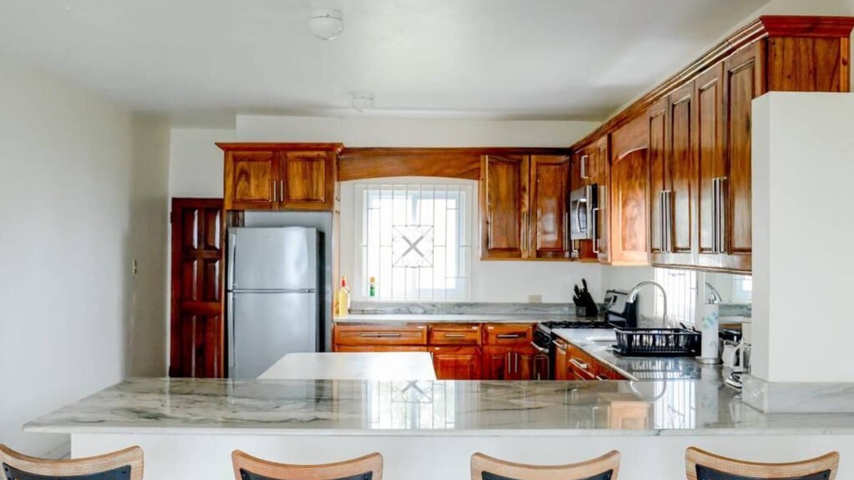 Sandy Bay House | FREE AIRPORT PICKUP AND DROP OFF FOR UP TO 6 PEOPLE! SLEEP UP TO 14 PEOPLE!