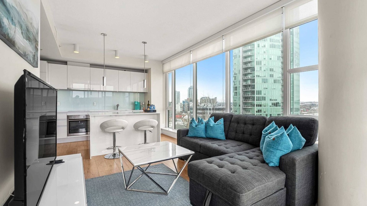 Victoria Park Apartment | FREE Banff Pass, Parking, Wine! PRIME DT Location!