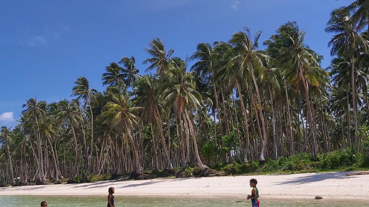 Burgos House | Free Breakfast and close tp most Landtour destination in Siargao