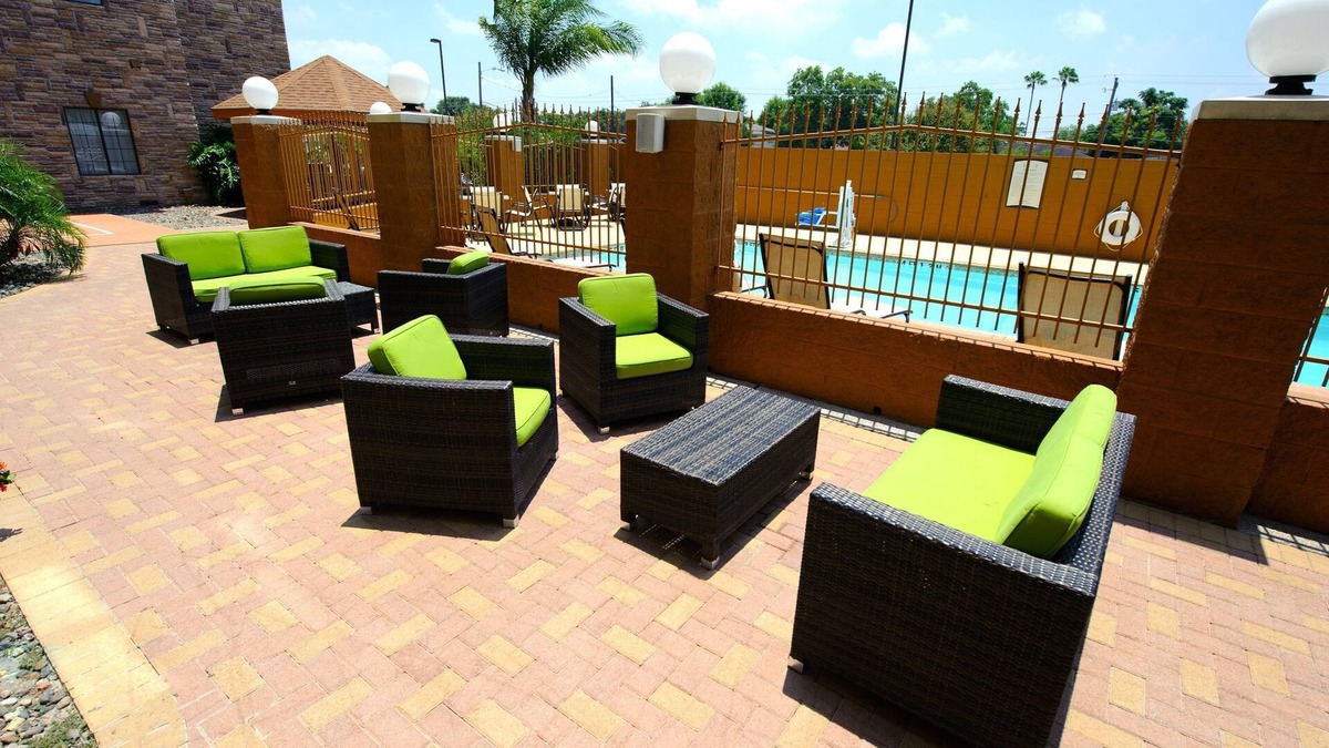 South Side Condo | Free Breakfast Buffet. Close to Great Beaches!
