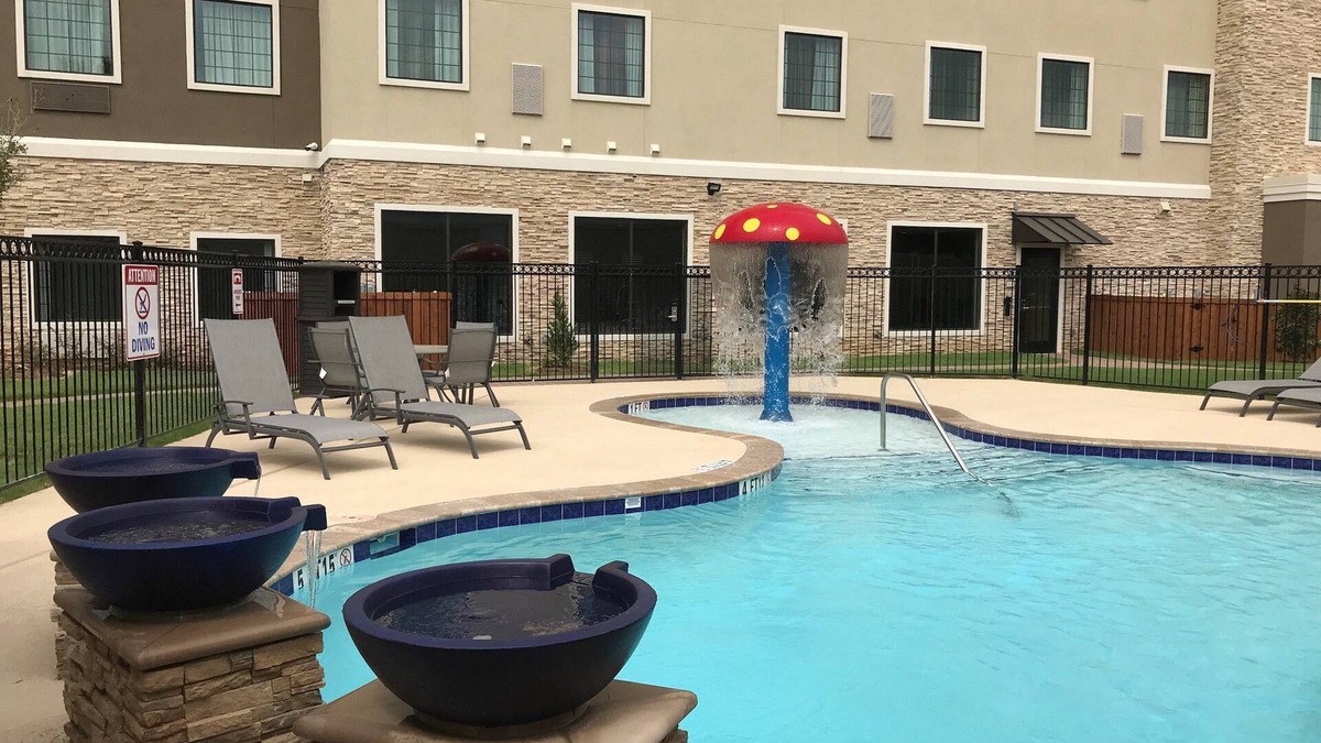 The Colony Condo | Free Breakfast Buffet! Luxurious King Bed! Pool Access!