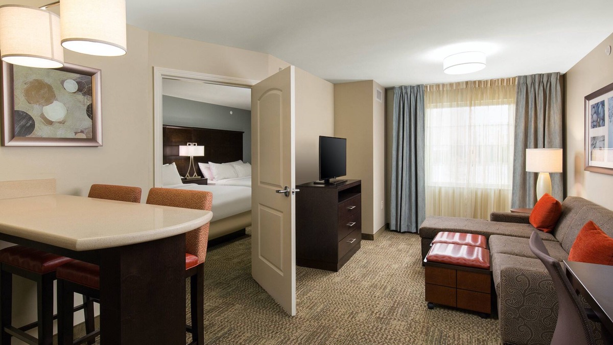Northfield Apartment | Free Breakfast Buffet Every Morning. Pool & Gym Access.