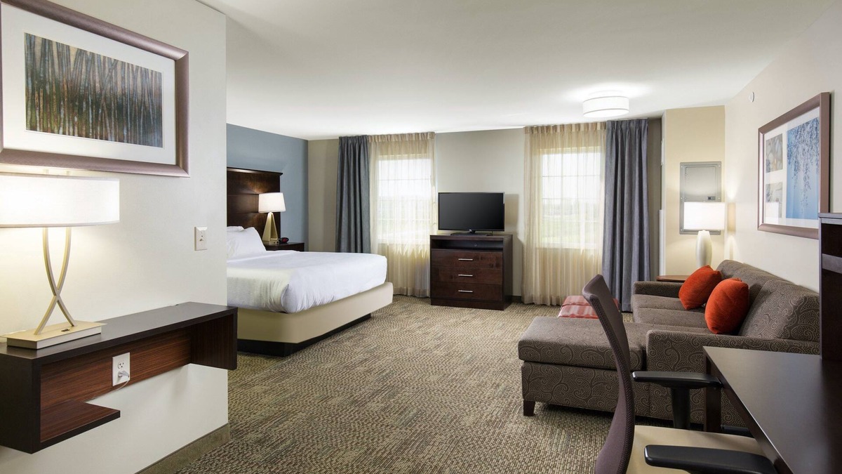 Northfield Apartment | Free Breakfast Buffet. Pool & Gym Access. King Studio.