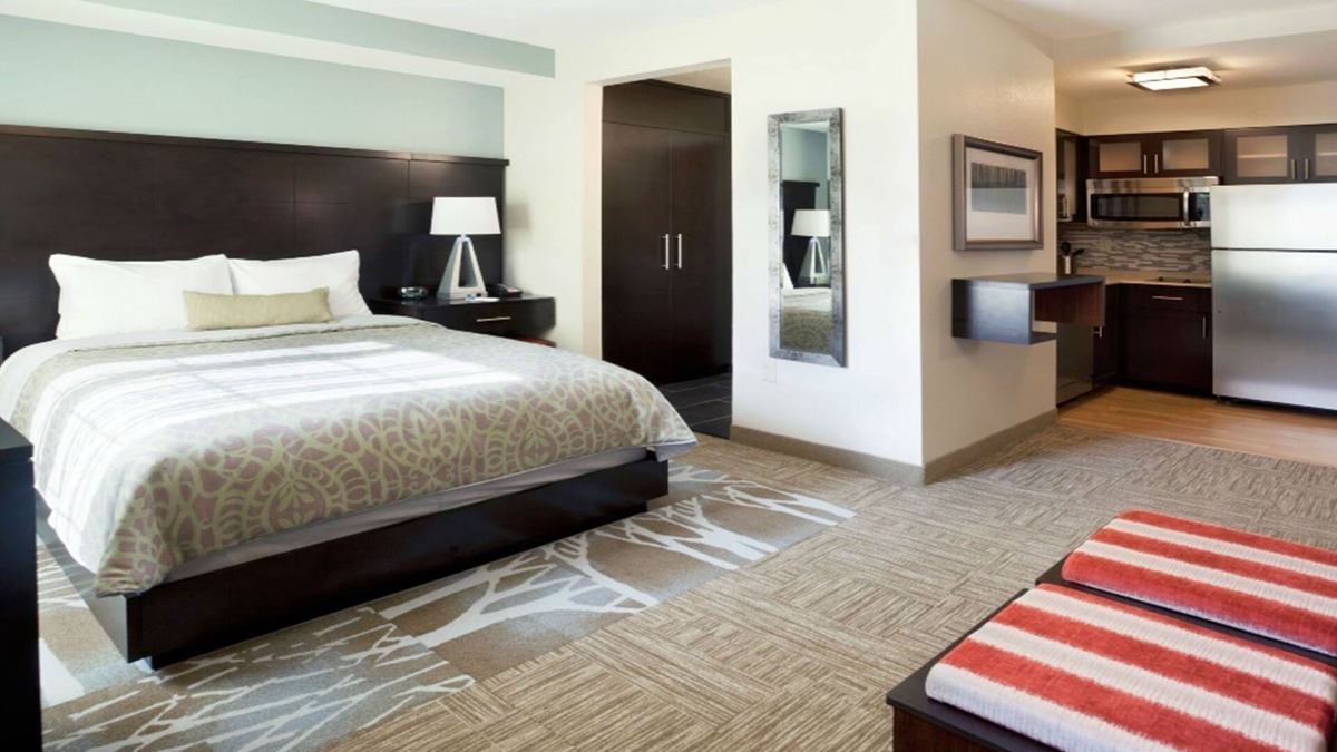 Lanham Apartment | Free Breakfast! Convenient Location Near Gov't Offices!