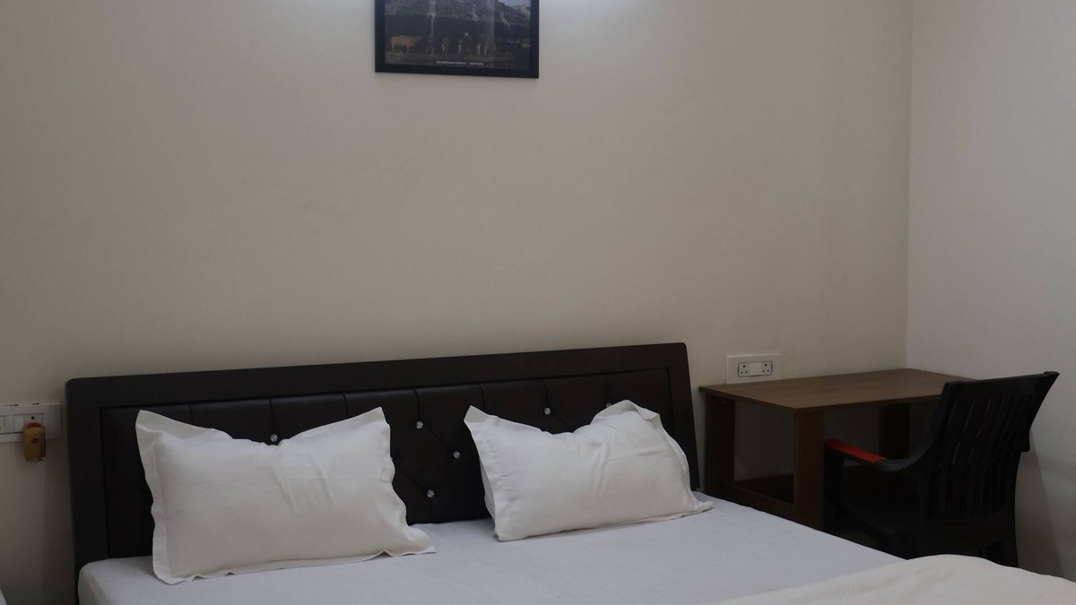Gomti Nagar Apartment | Free Breakfast & Kitchen | Near Ekana Stadium