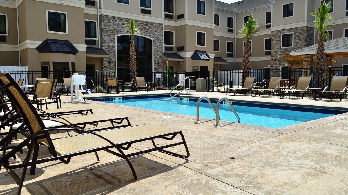 Jacksonville Condo | Free Breakfast. Outdoor Pool. Shared BBQ. Near Camp Gelger.