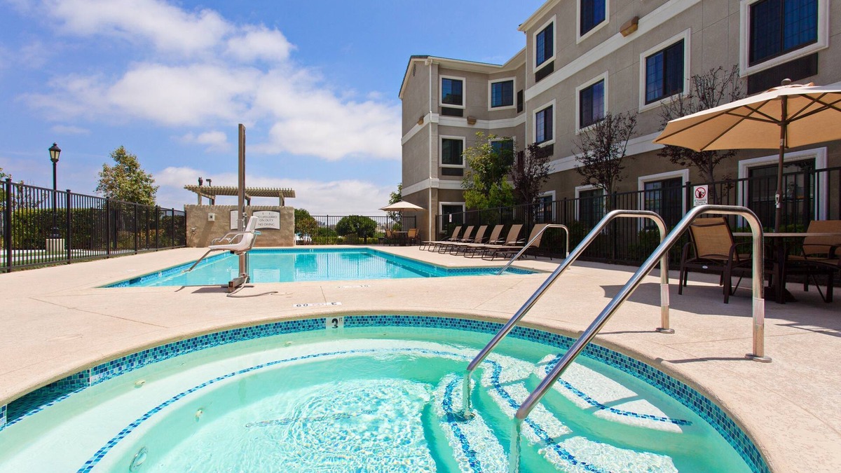 Lake Forest Apartment | Free Breakfast. Outdoor Pool & Hot Tub