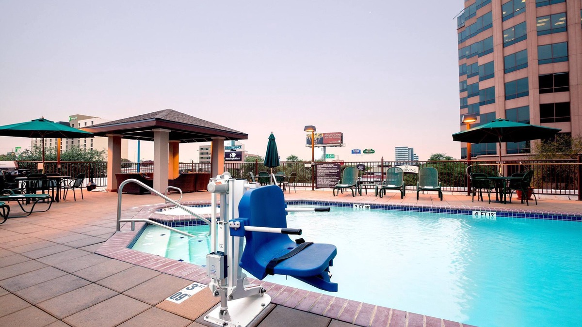 Shearer Hills - Ridgeview Condo | Free Breakfast + Outdoor Pool and Hot Tub | 15 Minutes from the Riverwalk!