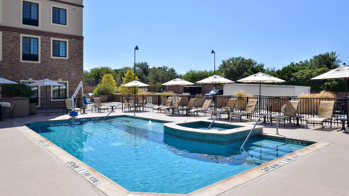 Hollywood Park Apartment | Free Breakfast + Outdoor Pool | Executive Queen Studio 15 Minutes from Six Flags!
