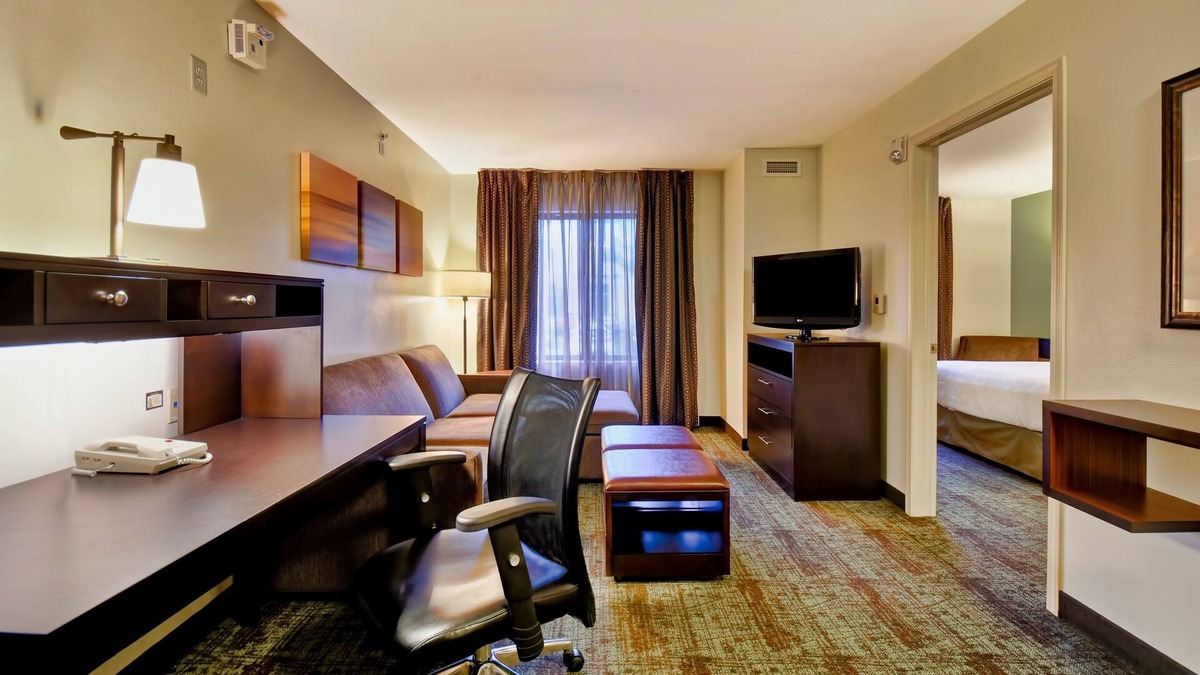 Middleton Condo | Free Breakfast. Pool and Hot Tub. Downtown Location. Near the University of Wisconsin-Madison!