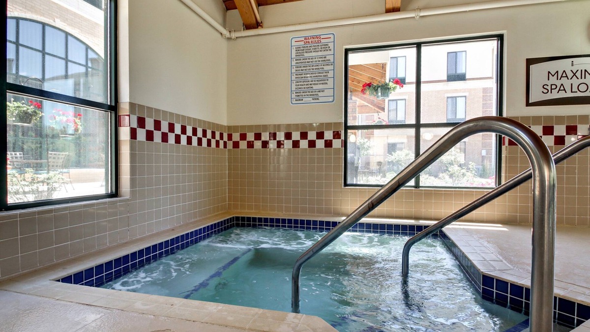 Middleton Condo | Free Breakfast. Pool and Hot Tub. Downtown Location. Close to the University of Wisconsin-Madison!